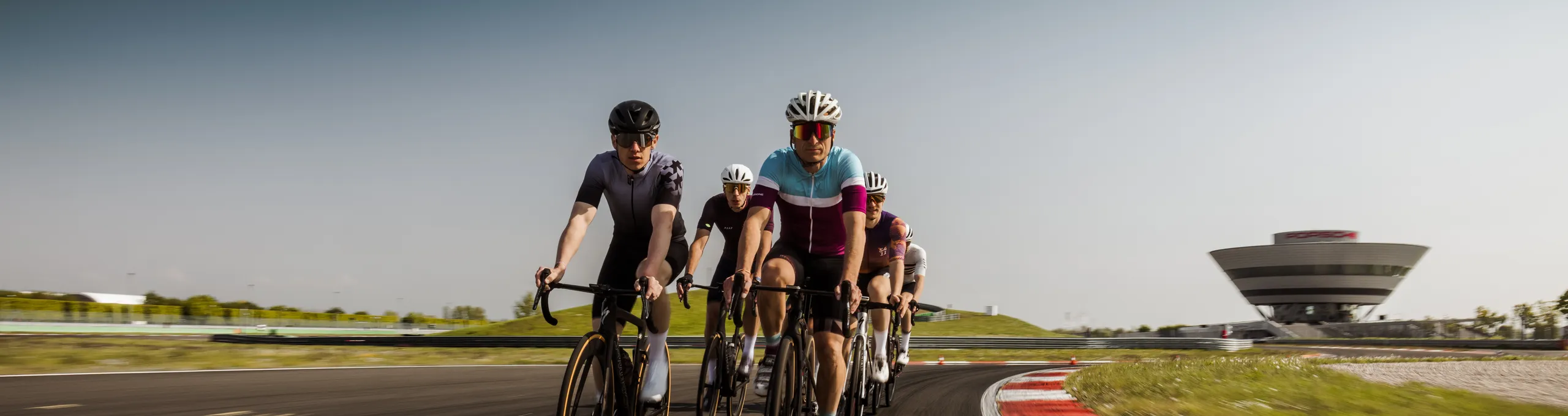 Radrennfahrer auf der Rundstrecke vor dem Porsche Experience Center