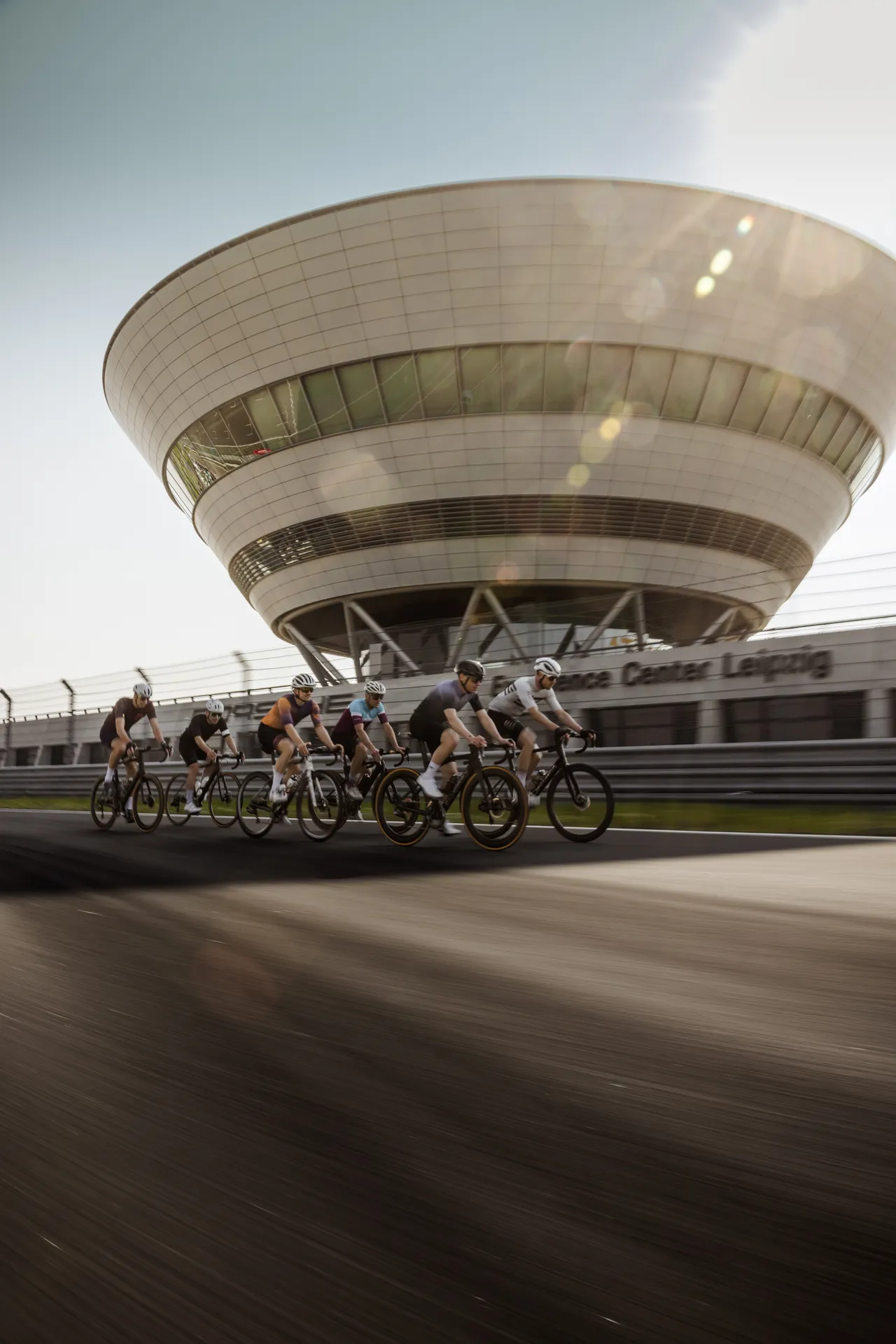 Radrennfahrer auf der Rundstrecke vor dem Porsche Experience Center