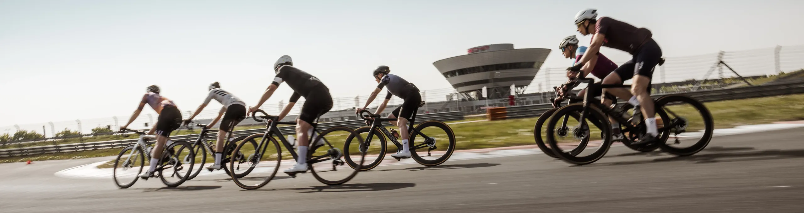 Radrennfahrer auf der Rundstrecke vor dem Porsche Experience Center