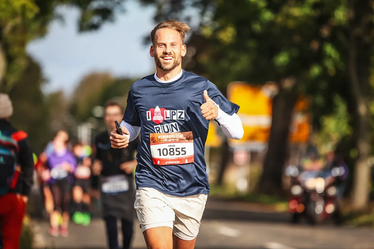 Einzelner Läufer zeigt einen Daumen hoch