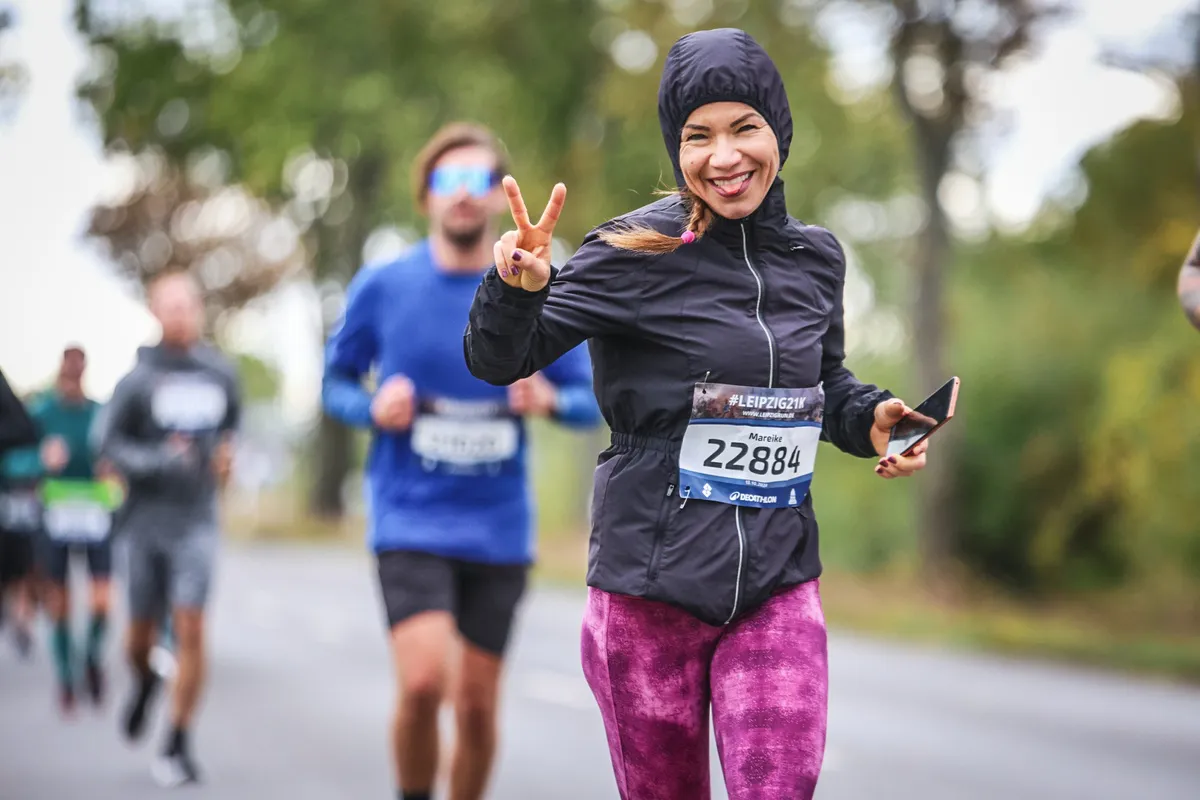 Läuferin hat Freude beim Leipzig Run