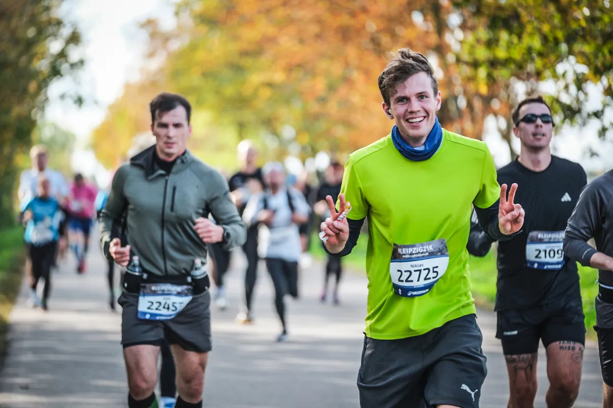 Mehrere Läufer auf der Strecke des Leipzig Run