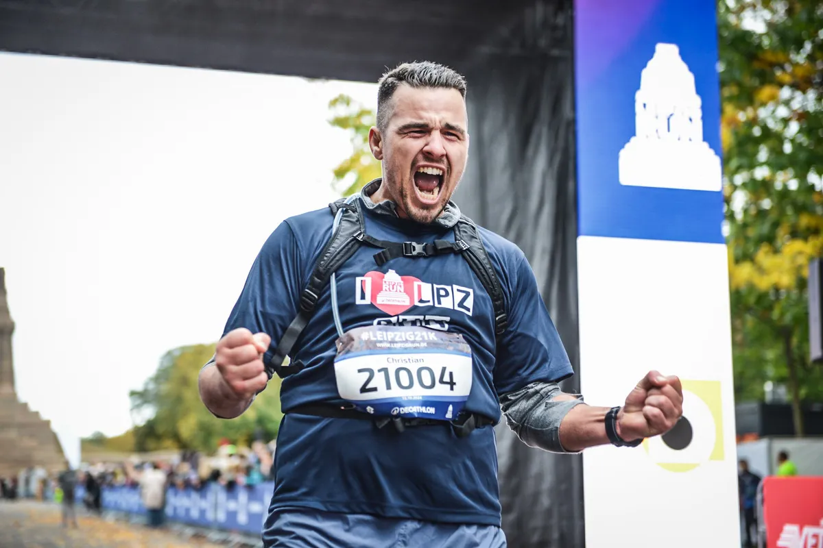 Läufer freut sich beim Zieleinlauf