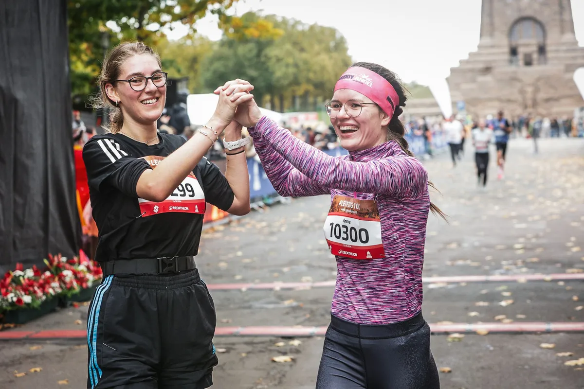 Zwei Läuferinnen umarmen sich im Ziel vor dem Völkerschlachtdenkmal