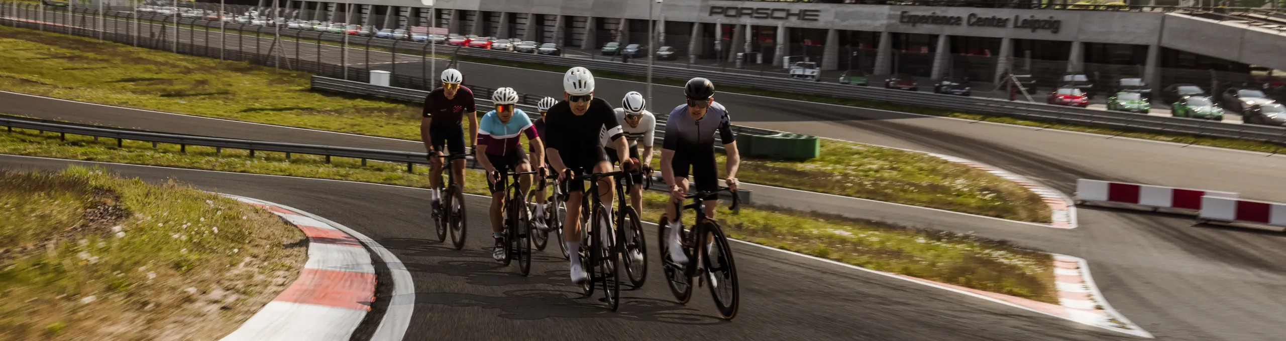 Radrennfahrer auf der Rundstrecke vor dem Porsche Experience Center