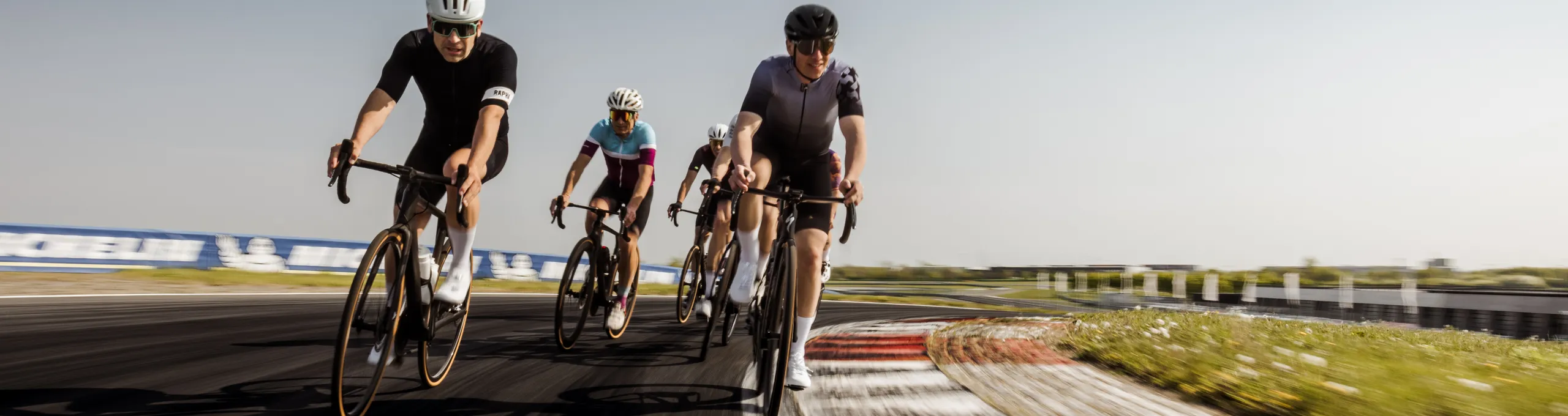 Radrennfahrer auf der Rundstrecke vor dem Porsche Experience Center