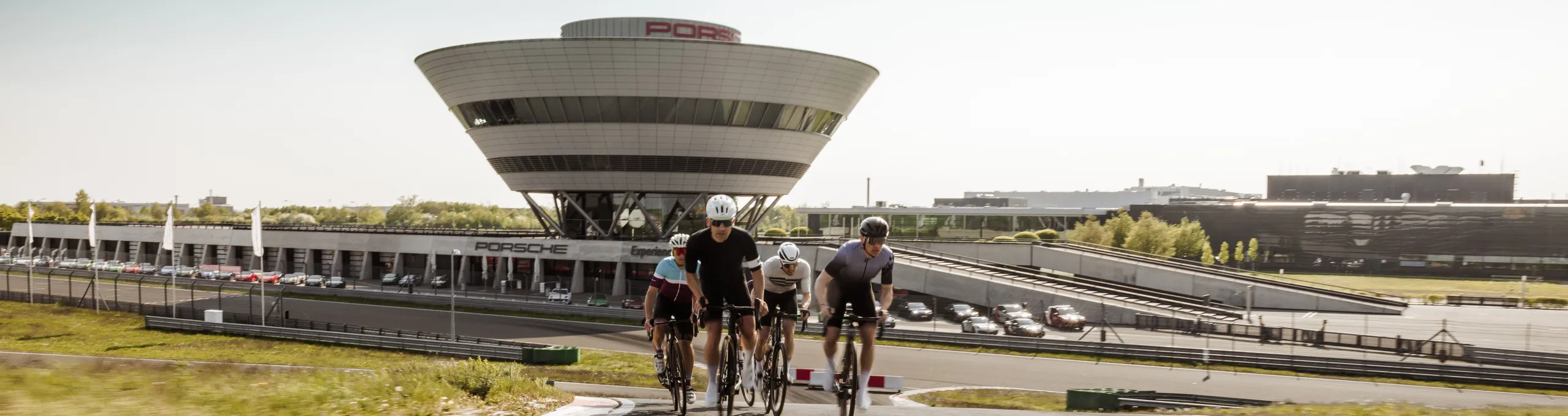 Radrennfahrer auf der Rundstrecke vor dem Porsche Experience Center