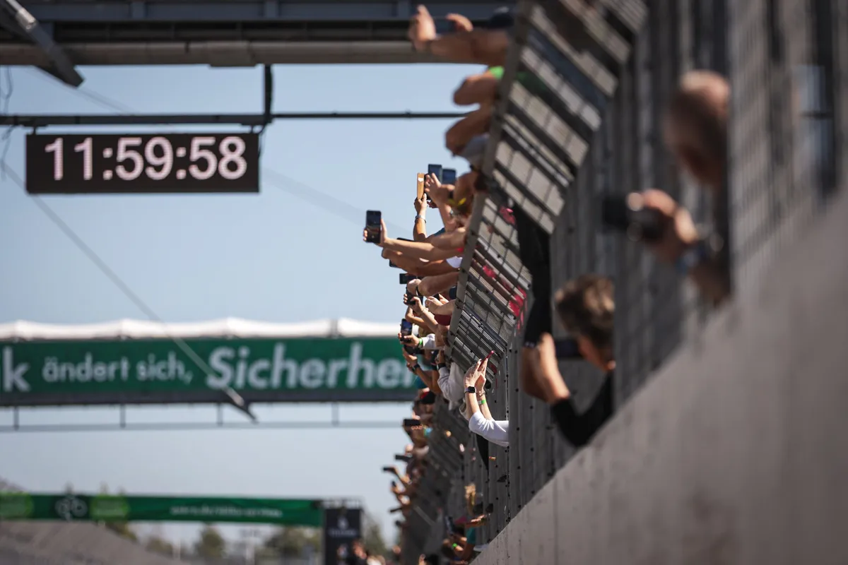 Blick auf feiernde Zuschauer des Velofondo Bikefestivals