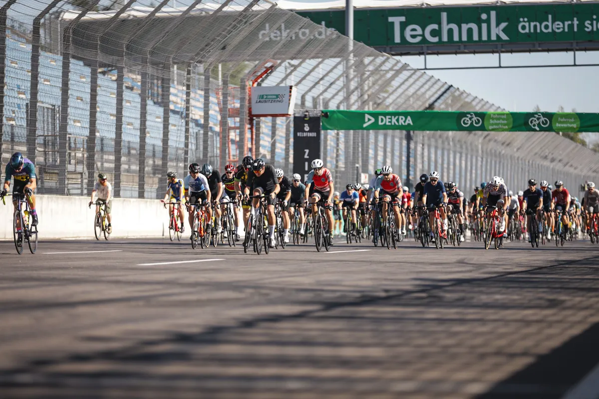 Rennradfahrer am Start vom Lausitzring
