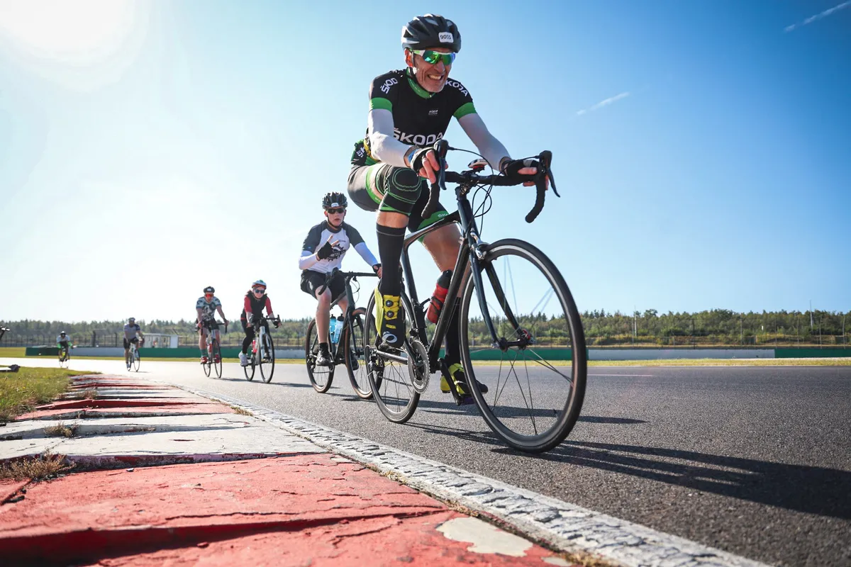 Gruppe von Rennradfahrern auf dem Lausitzring