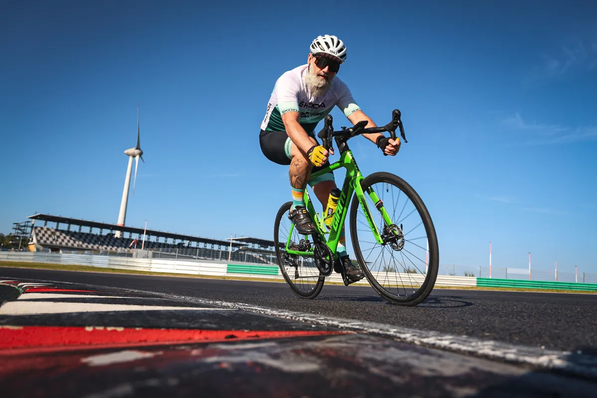 Rennradfahrer auf dem Lausitzring
