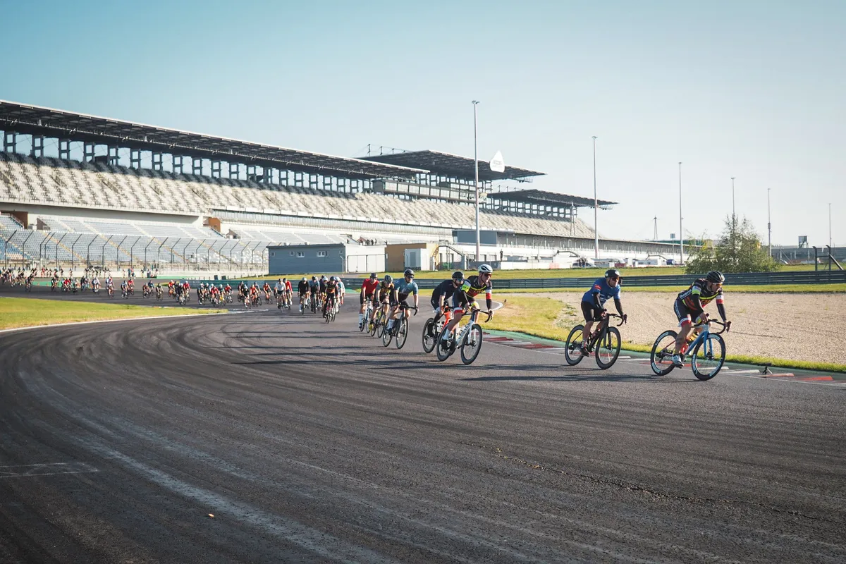 Rennradfahrer auf dem Lausitzring