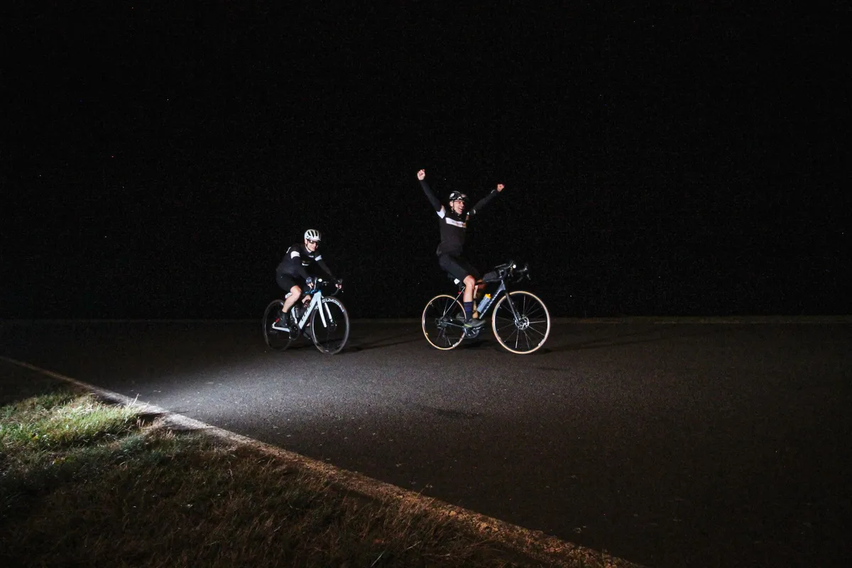 Rennradfahrer auf dem Lausitzring bei Nacht