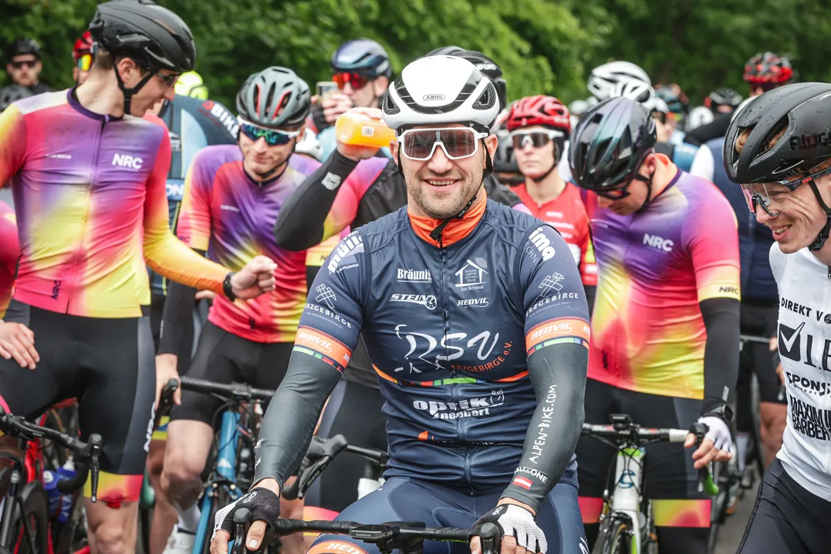 Auf den Start wartende Rennradfahrer des Neuseen Classics