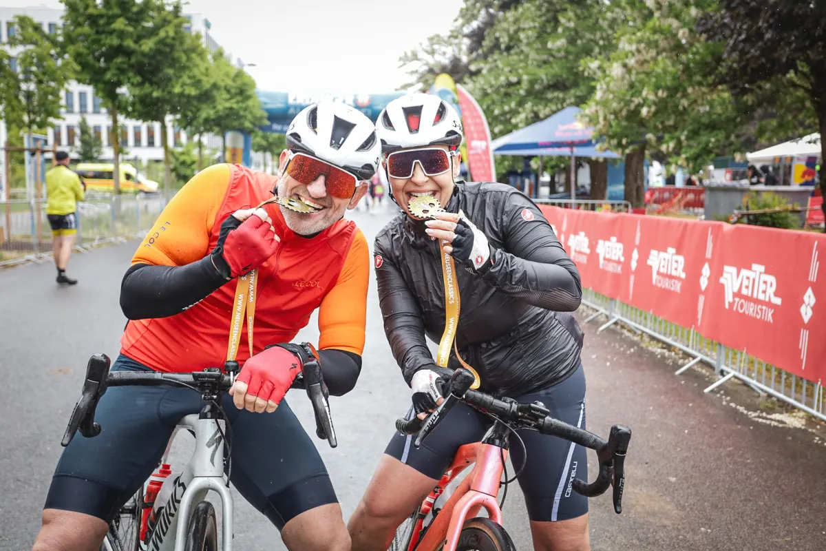 Rennradfahrer mit den Finisher Madillen des Neuseen Classics