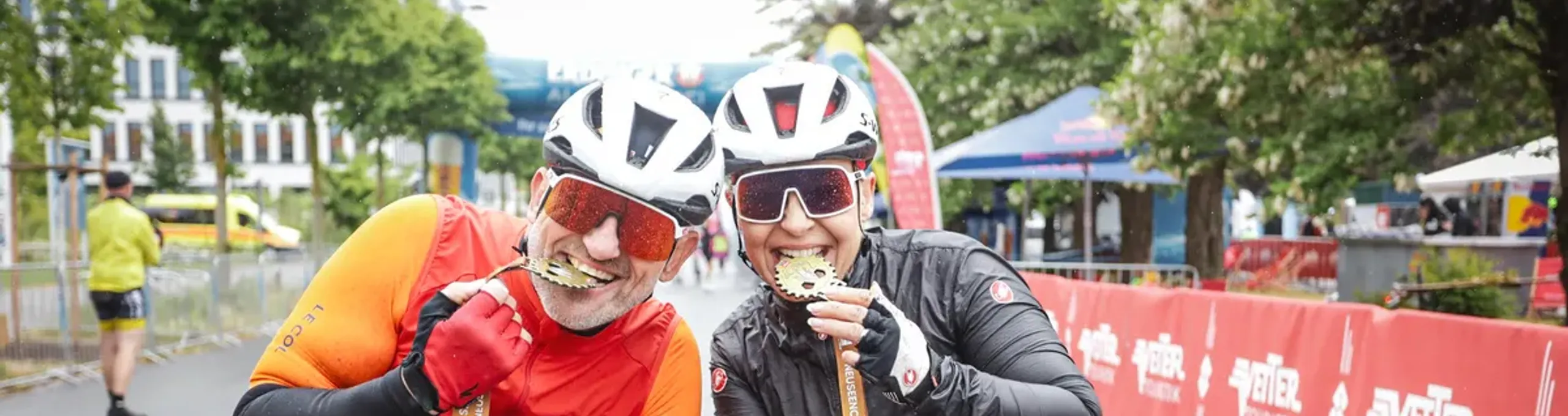 Rennradfahrer mit den Finisher Madillen des Neuseen Classics