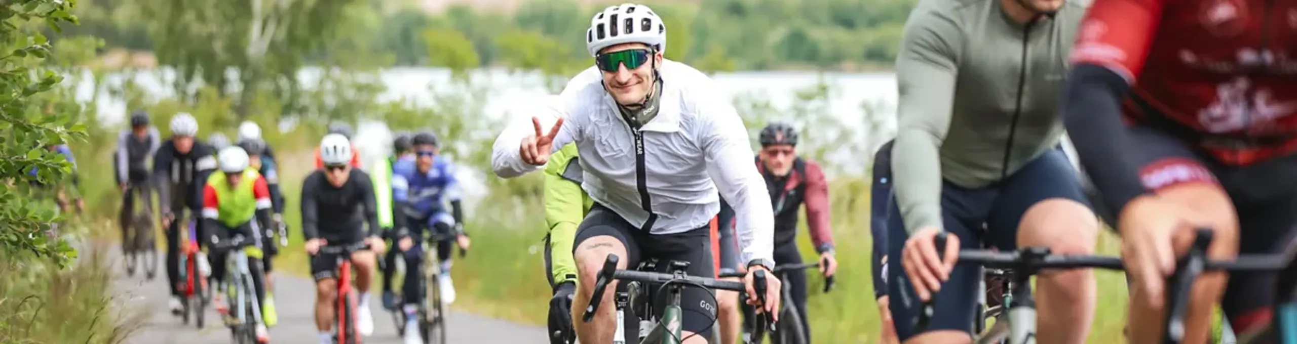 Glückliche Rennradfahrer am Störmthaler See