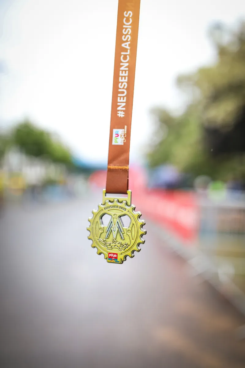 Nahaufnahme der Finisher Medaille der Neuseen Classics