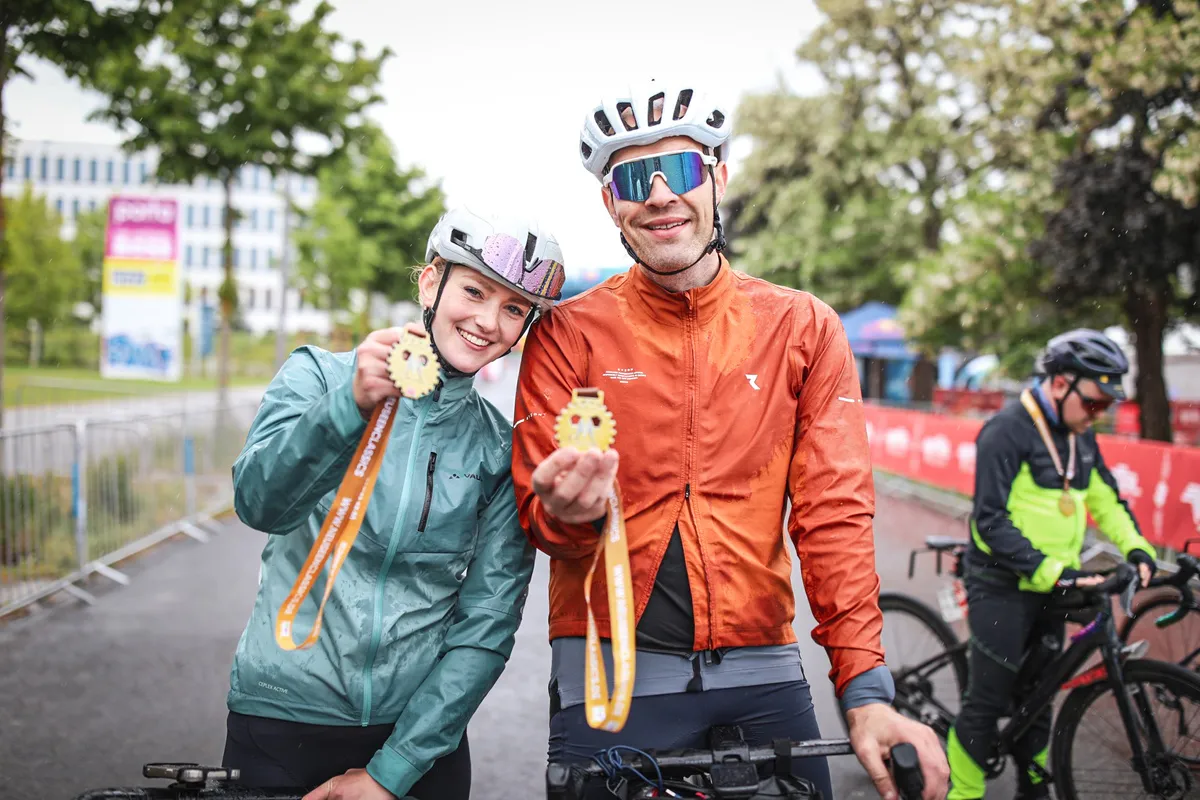 Glückliche Finisher des Neuseen classics mit Medaille