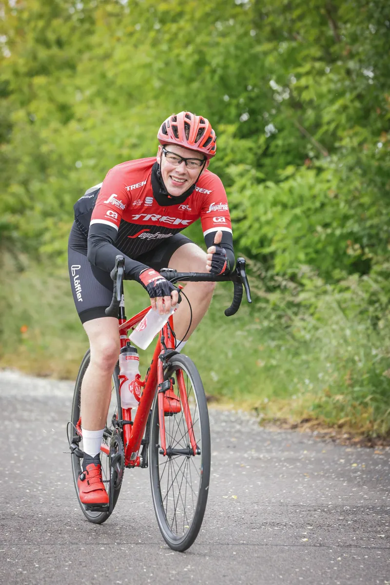 Rennradfahrer auf der Strecke des Neuseen Classics
