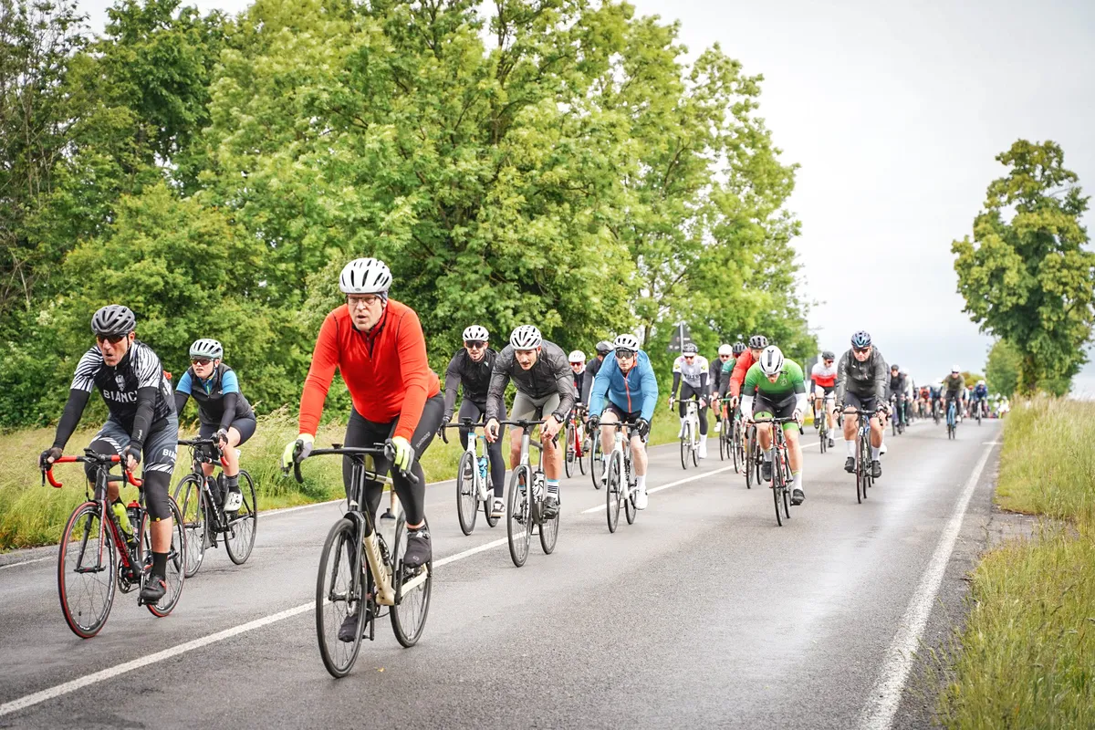 Rennradfahrer auf der Strecke um den Störmthaler See