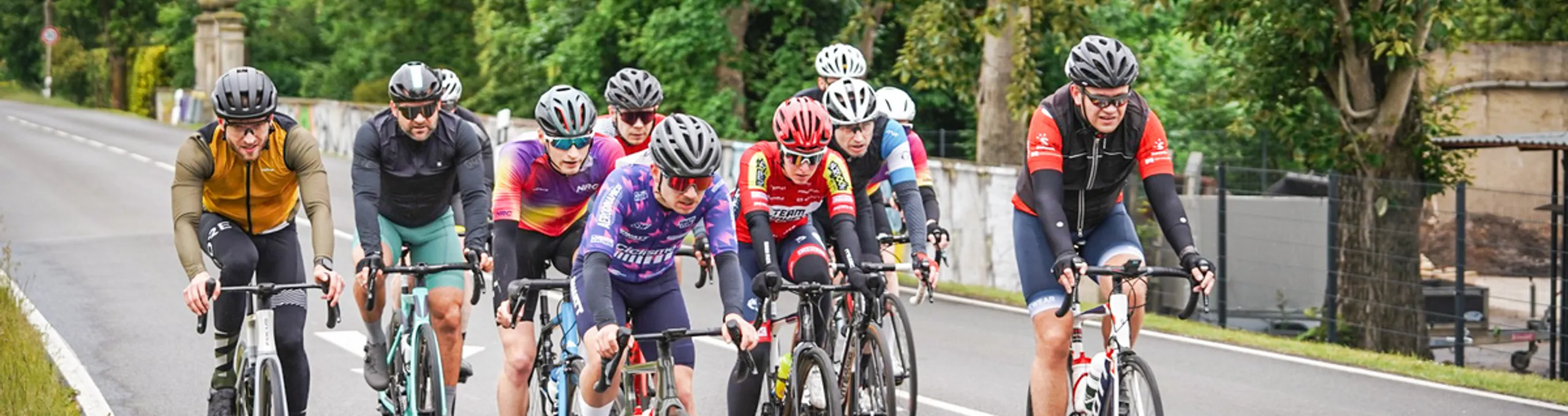 Gruppe von Rennradfahrern auf einer abgesperrten Straße