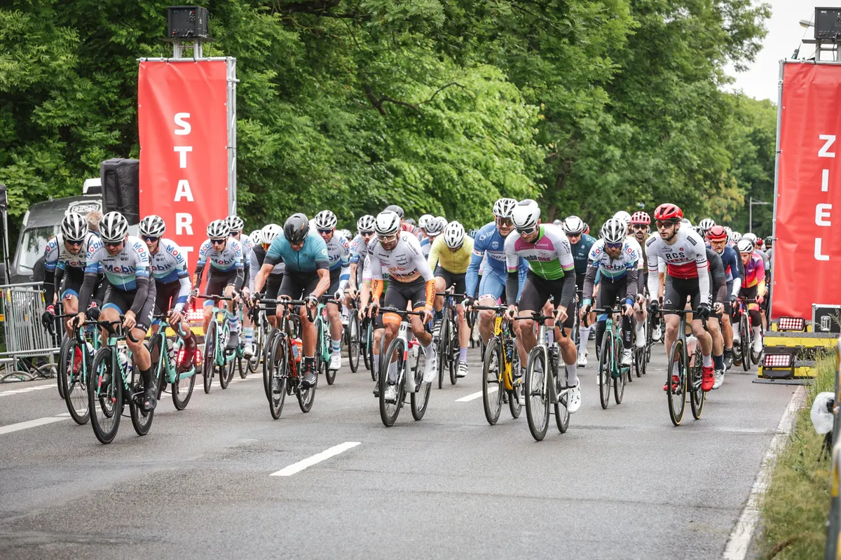 Startende Rennradfahrer auf der STrecke des Neuseen Classics