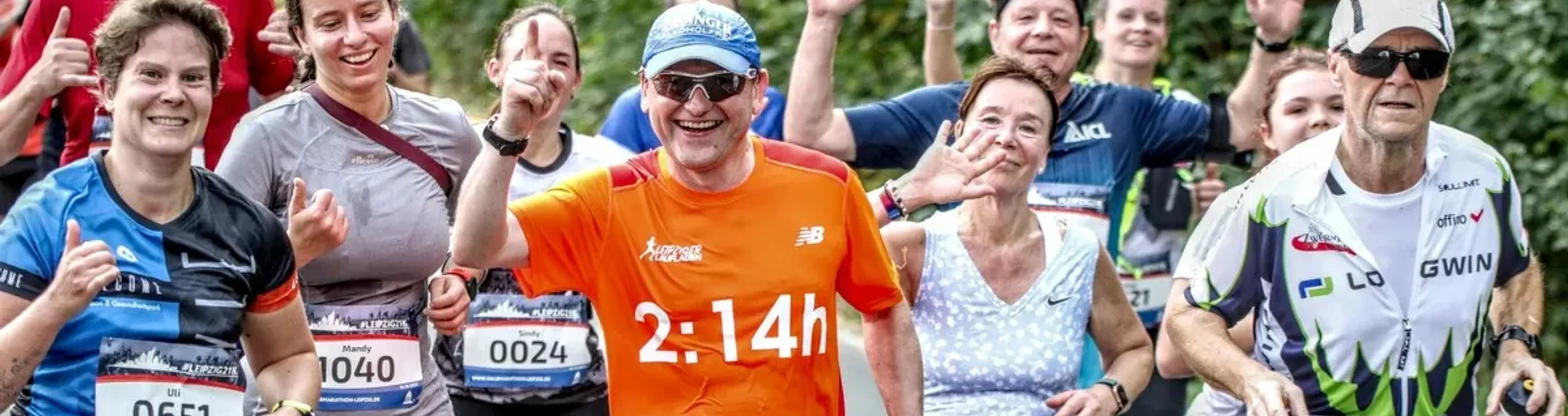 Gruppe von Läufern winken in die kamera