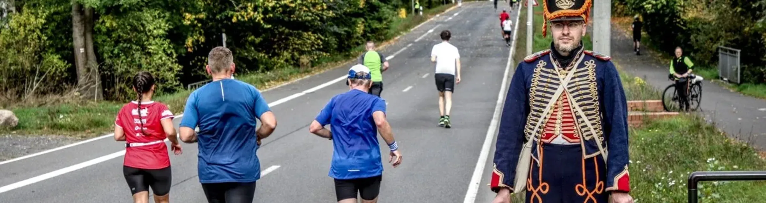 Mann in Völkerschlacht-Uniform steht an der Strecke