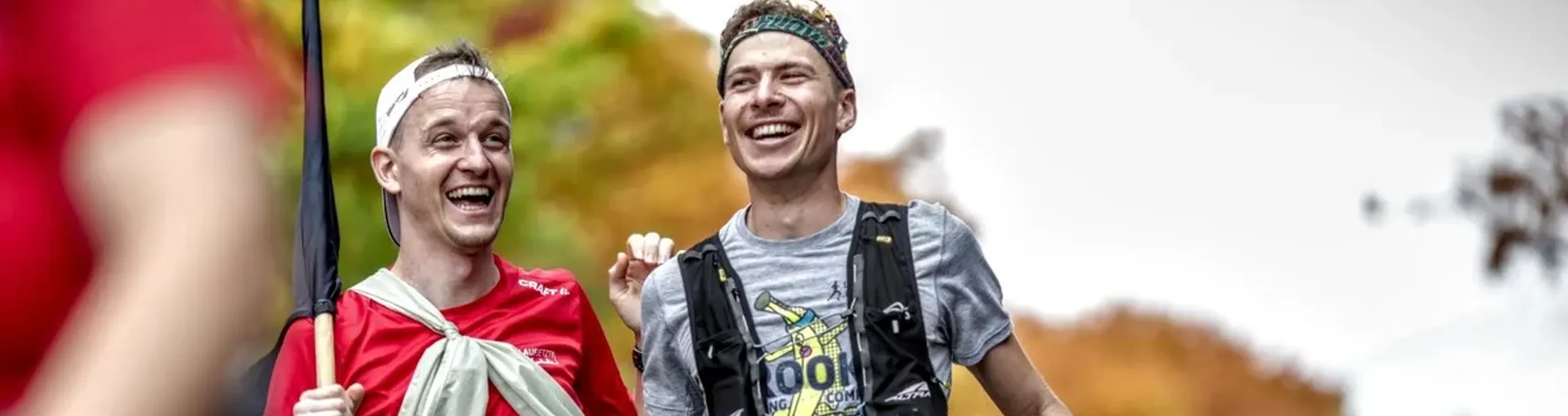 Nahaufnahme von zwei Läufern, die sich unterstützen