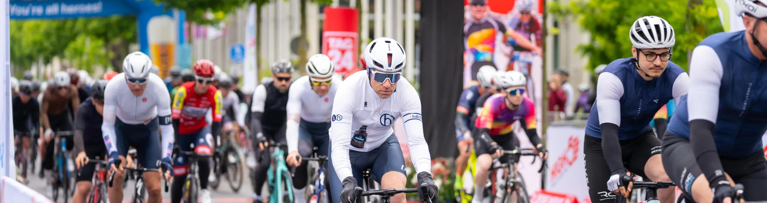 Startende Rennradfahrer an einem LED-Bogen