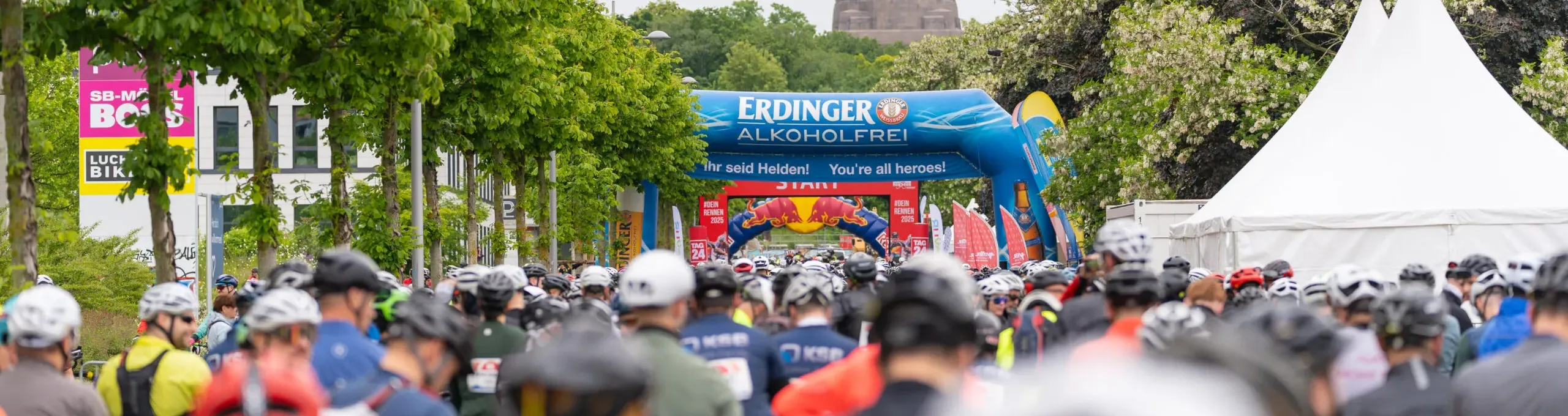 Auf den Start wartende Rennradfahrer vor dem Völkerschlachtdenkmal