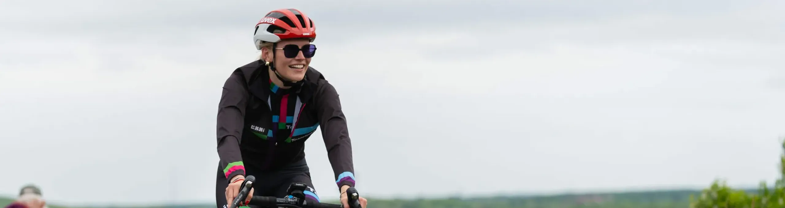 Rennradfahrerin vor dem Markleeberger See