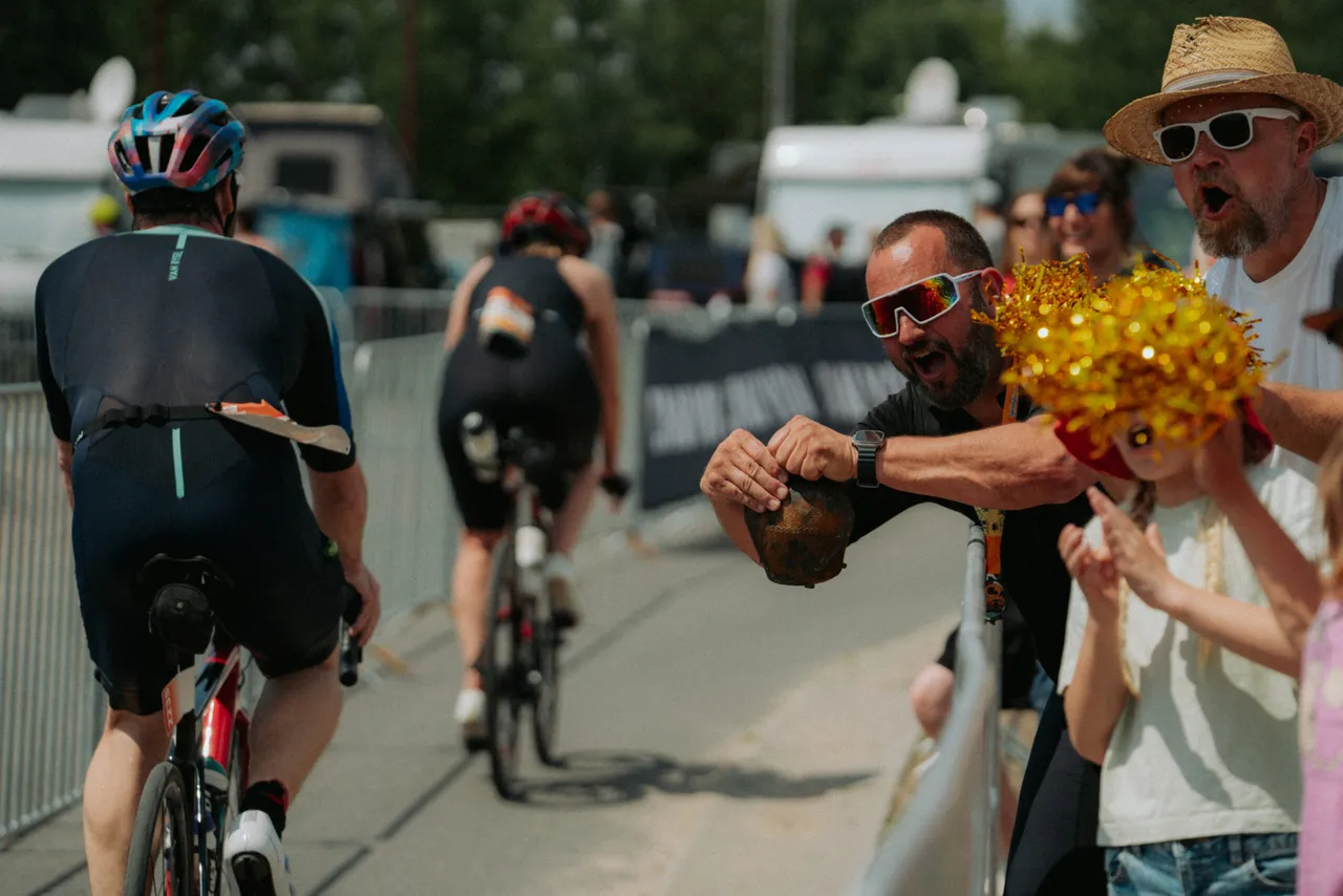 Feiernde Zuschauer an der Strecke vom NeuseenMAN FERROPOLIS