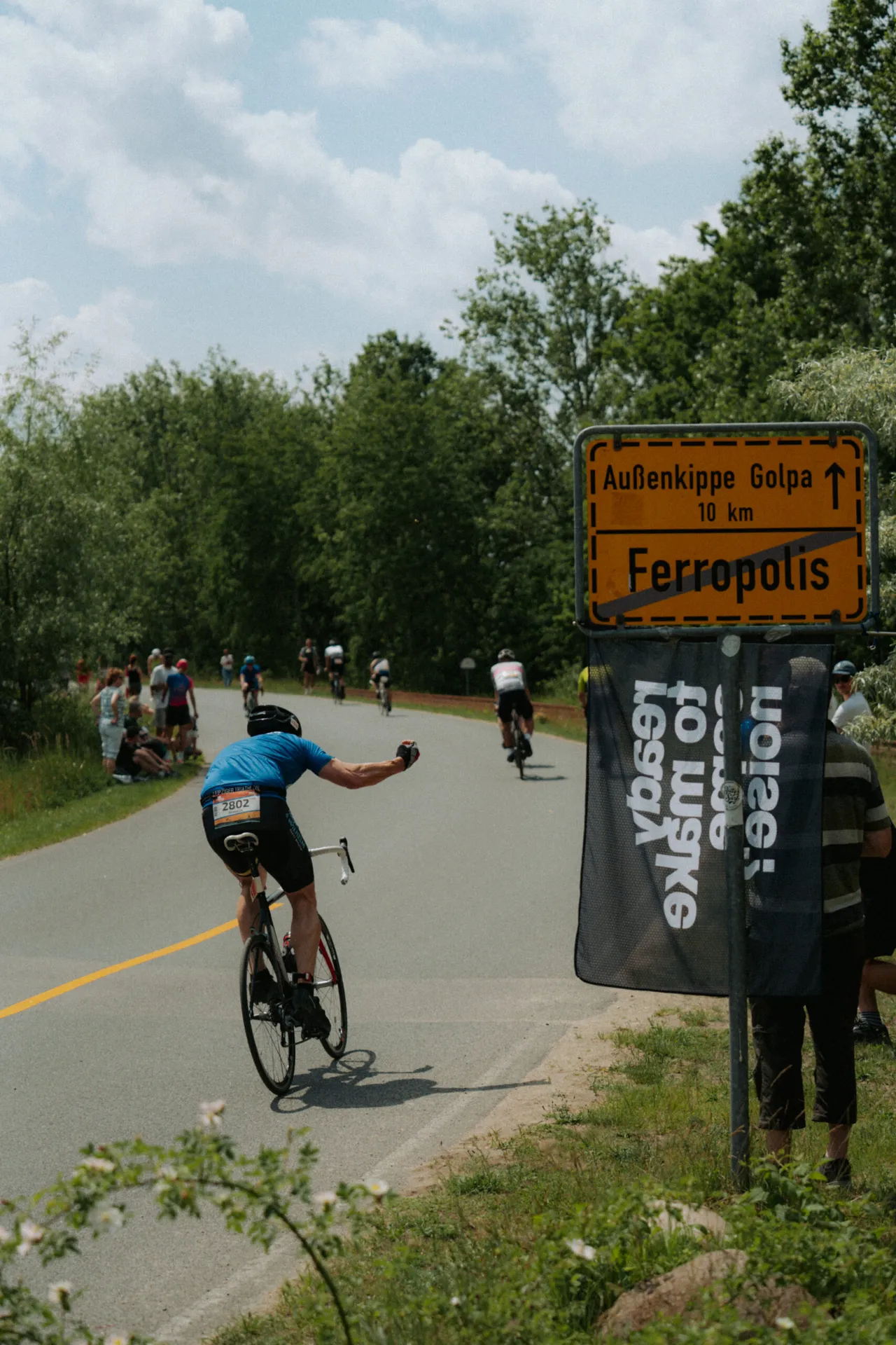 Strecke mit Rennradfahrern auf dem Weg aus FERROPOLIS