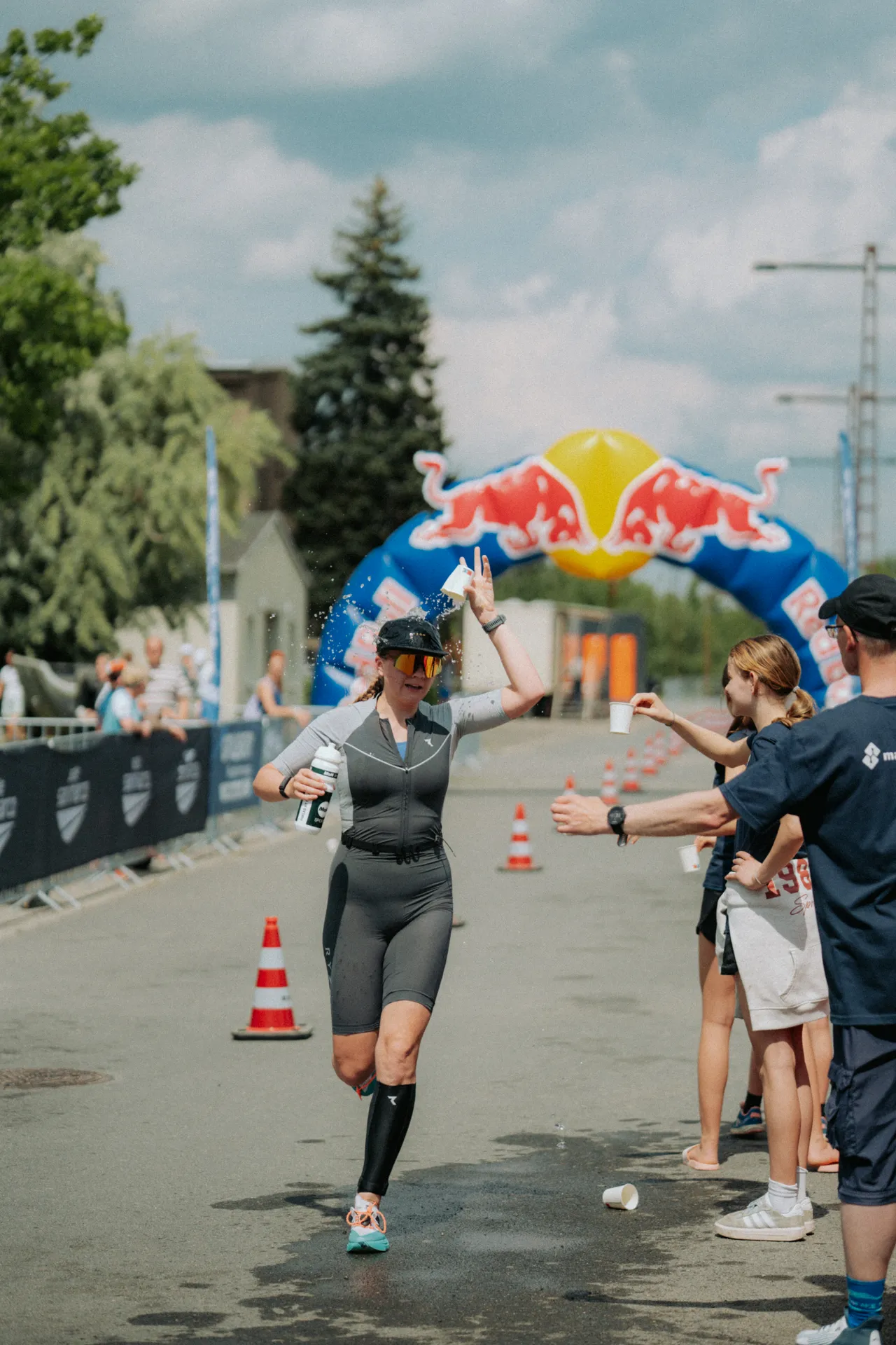 Läuferin an der Wasserstation