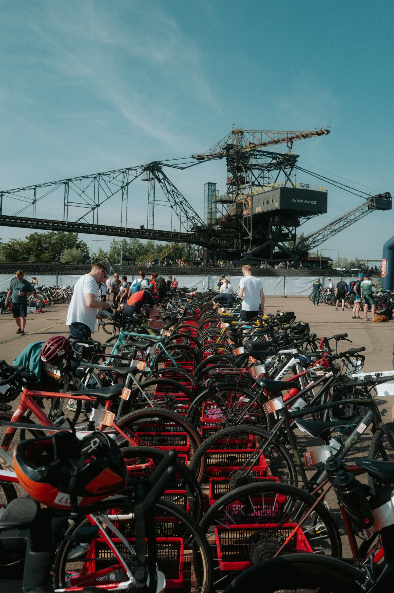 Bike Change Station vor dem Schaufelradbagger in FERROPOLIS