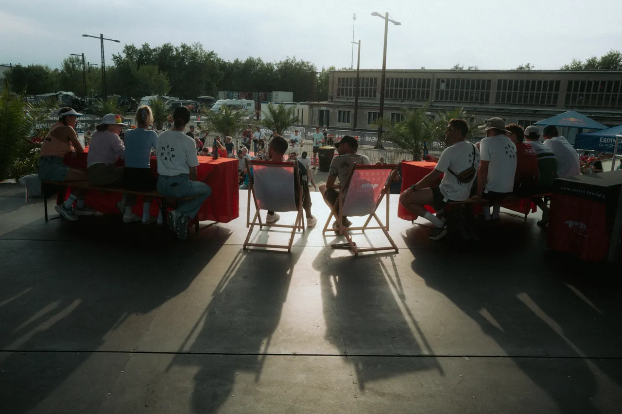 Moderatoren sitzen auf der Bühne des NeuseenMAN in FERROPOLIS