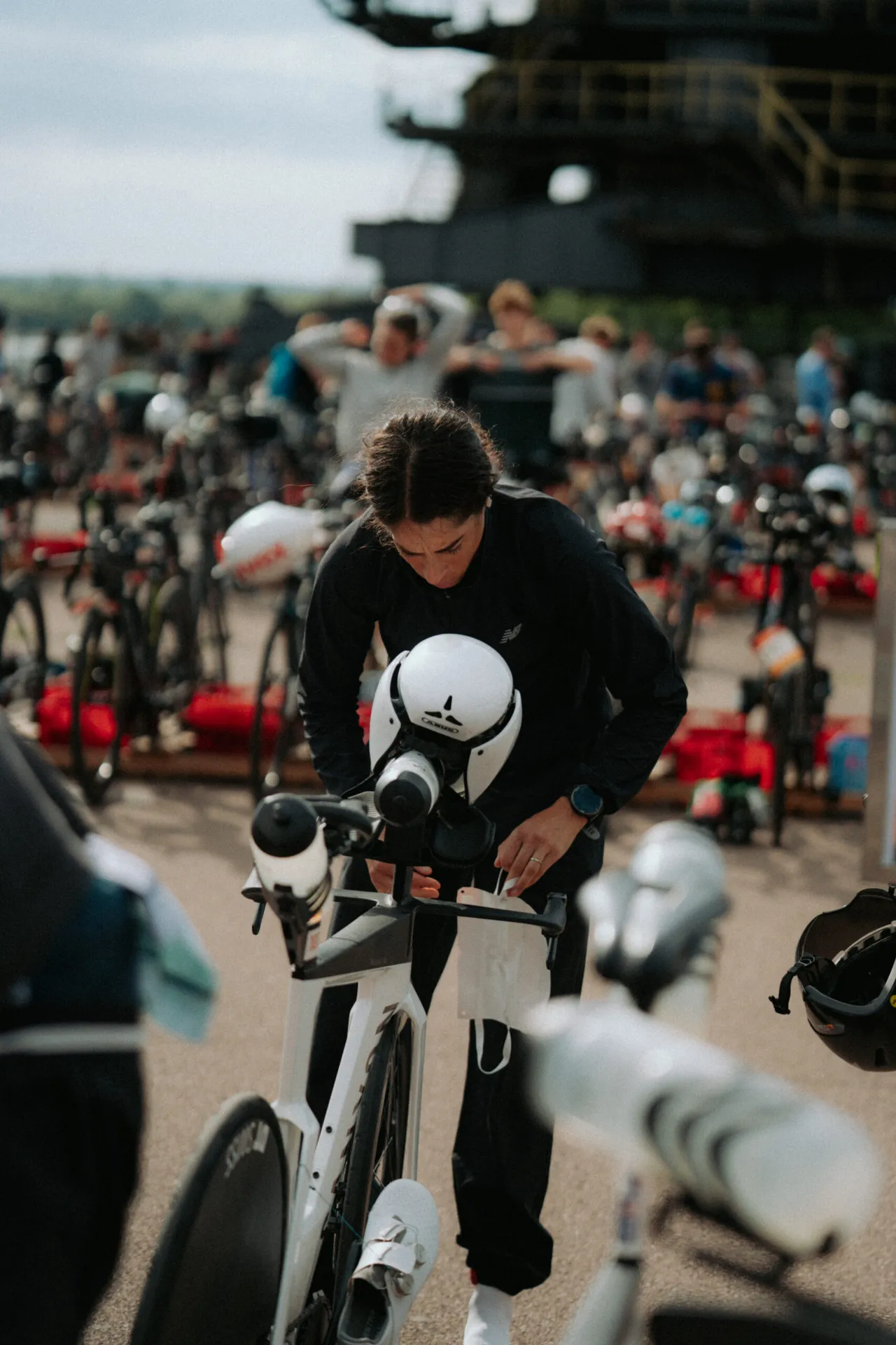 Rennradfahrerin präpariert ihr Rad am Bike Change des NeuseenMAN