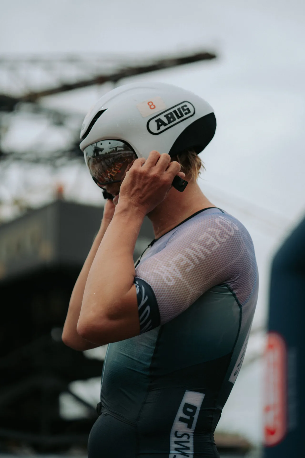 Rennradfahrer setzt sich Helm auf