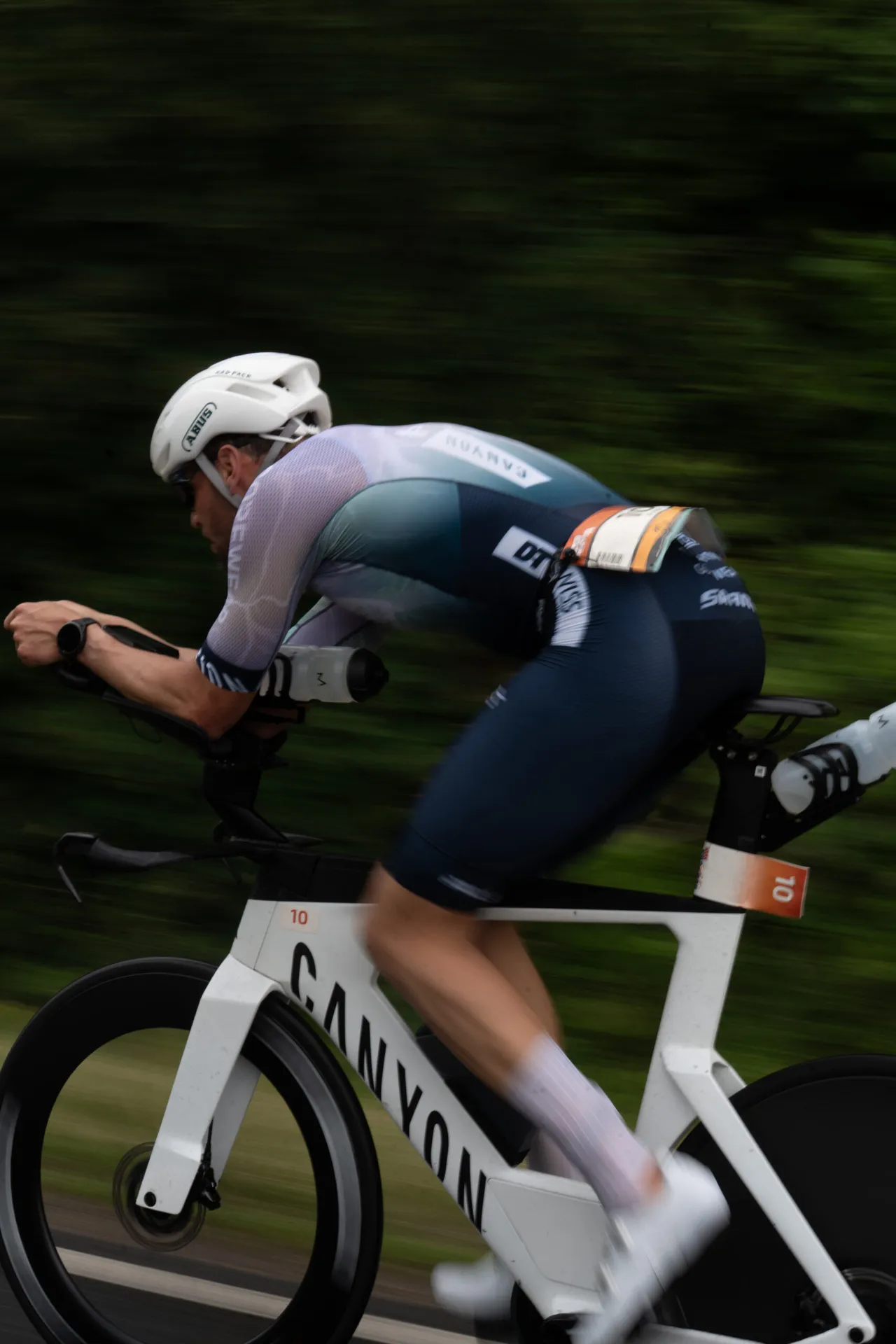 Nahaufnahme von Rennradfahrer auf der Strecke vom NeuseenMAN ELITE