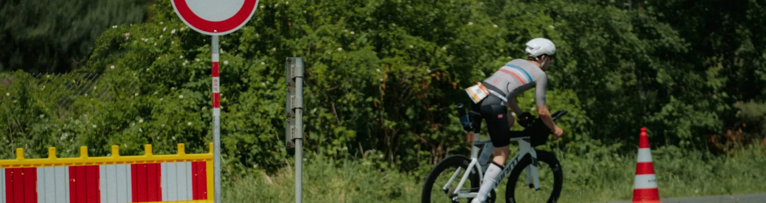 Fahrradfahrer auf Radweg mit abgesperrter Straße