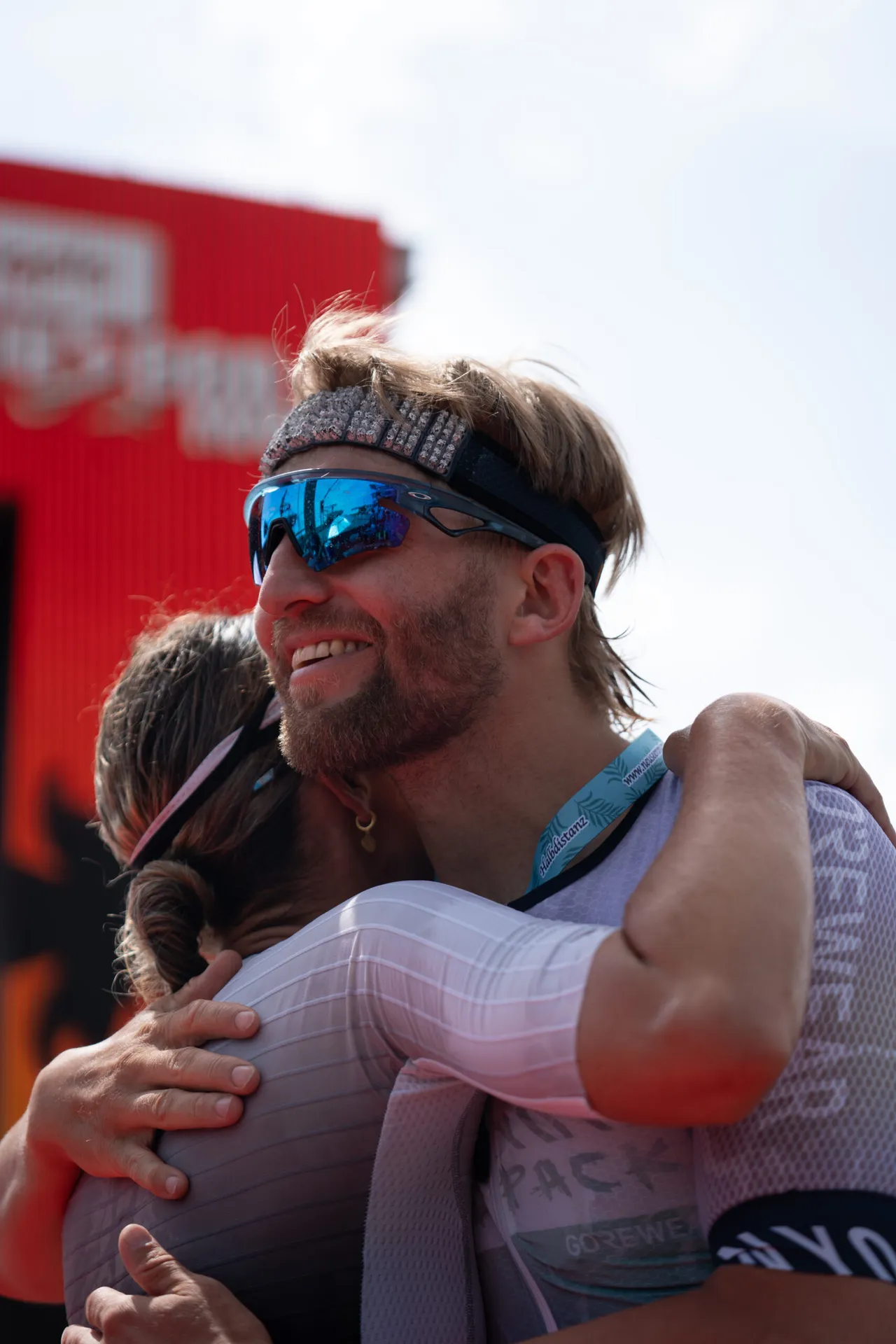 Feiernde Finisher des NeuseenMAN Sprint